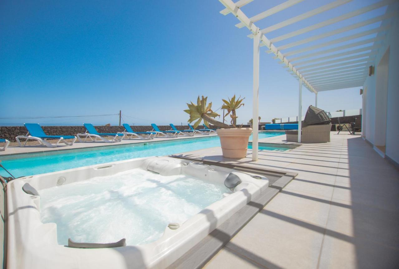 Casa Conil With A Private 25 Meter Heated Pool Villa Exterior photo